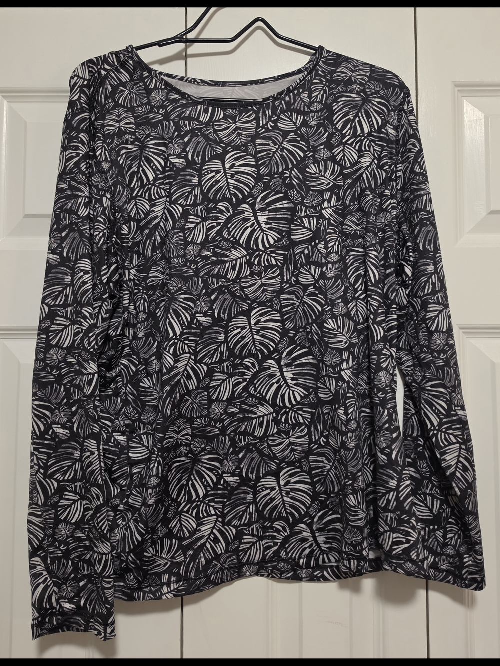 32 Degrees Black & White Leaf-Print Long Sleeve Tee